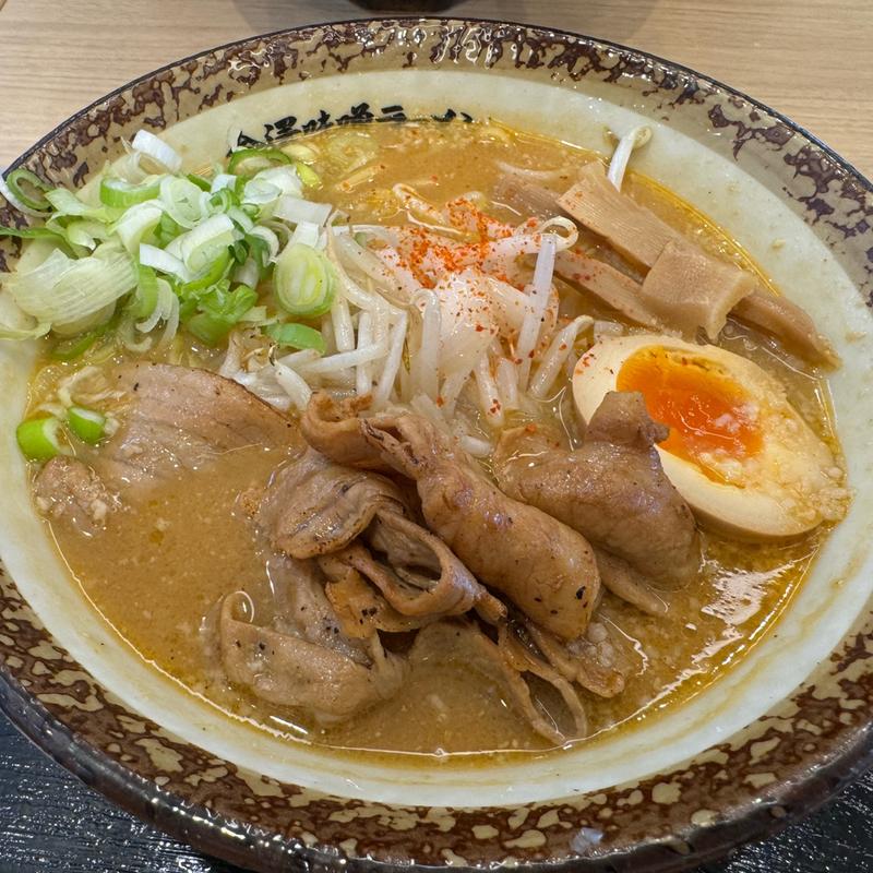 炙り肉盛り味噌ラーメン(金澤濃厚味噌らーめん 神仙 )