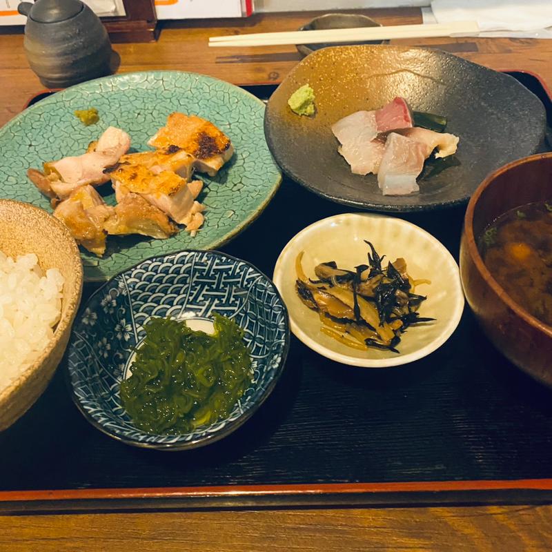 鶏の炭火焼➕刺身付き　（本日の日替わり御膳）(五明の向かい)