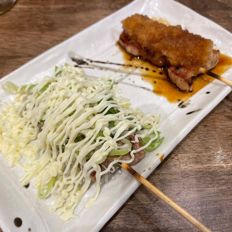 ねぎマヨ豚バラ串・豚バラおろしポン酢(立呑み 焼きとん 大黒 うまいもん通り店)