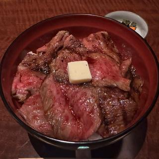 名物ビフテキ丼（サラダ付）(にっぽんの洋食 赤坂津つ井)