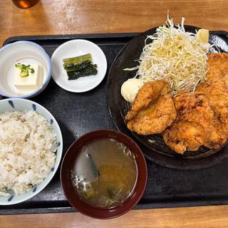 から揚げ定食(めた喰え屋)