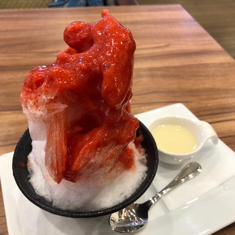 『純氷』苺が濃いソースのかき氷(高倉町珈琲 八街店)