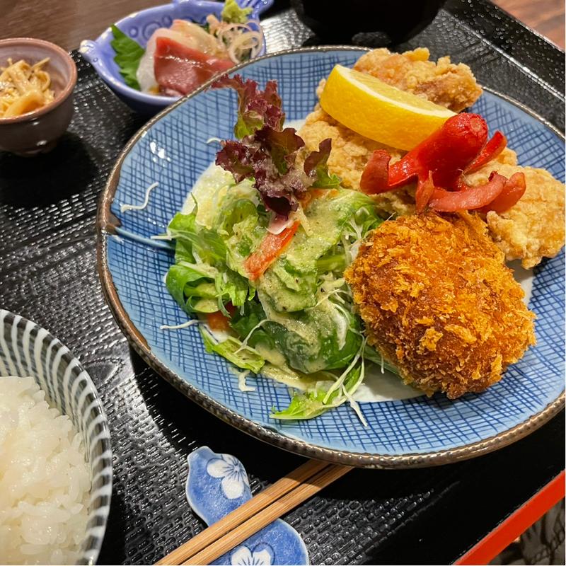 ビーフコロッケと鶏の唐揚げ定食(ごはん屋ぽん田)
