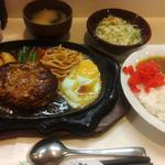 カレーとハンバーグ（ライス・サラダ・みそ汁付）(カレー&ハンバーグ ヤマト 那珂川本店)