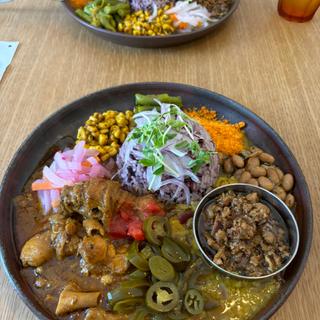 出汁キーマ&チキンカレーあいがけ(虹の仏 )