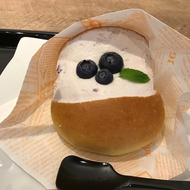 ブルーベリーマリトッツォ(cherry cafe chouchou（チェリーカフェシュシュ）)