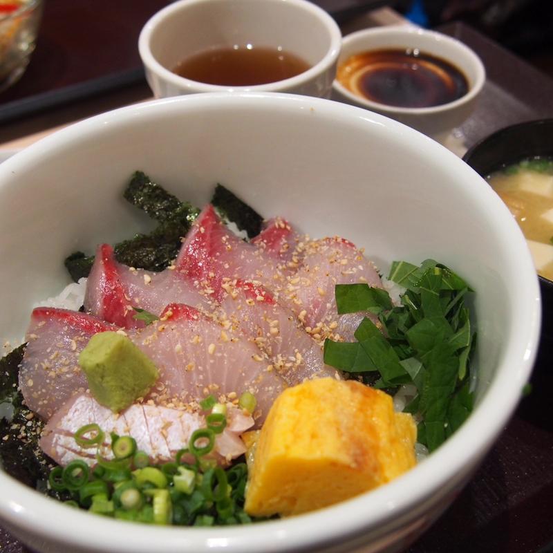 胡麻カンパチ丼(海鮮丼 日の出 博多デイトス店)