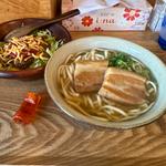 沖縄そば（中）(沖縄そば専門店 菊鶴そば)