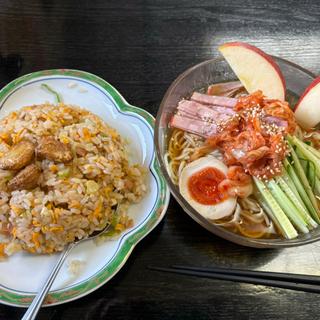 台湾冷麺とニンニク炒飯(中国菜館 藤光)