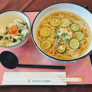 すだちうどんと明太しらす丼(滋賀カントリー食堂)