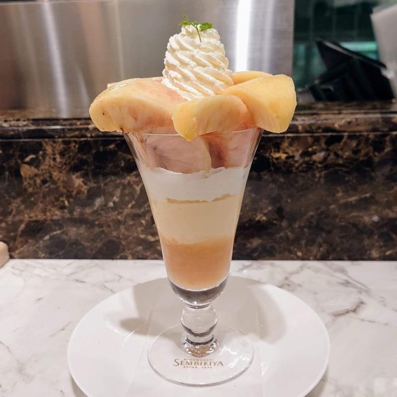 季節限定ピーチパフェ(千疋屋総本店 アトレ信濃町店 （總本店 センビキヤソウホンテン）)