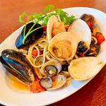 パラディーソ名物 本日仕入れた貝類とチェリートマトのペスカトーレ風リングイネ (トラットリア 築地 パラディーゾ！)