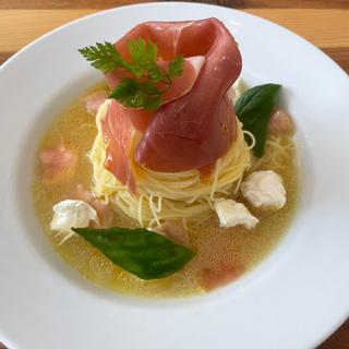 旬の白桃とスペイン産ハモンセラーノ、北海道モッツァレラの冷製パスタ(OSTERIA ALBERI)