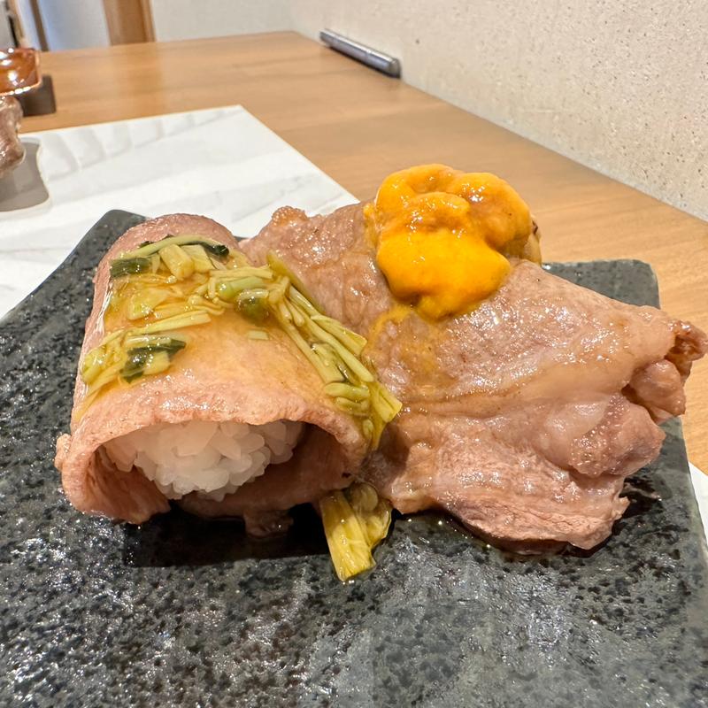 とちぎ和牛「サーロイン」と「ミスジ」のひとくちにぎり(中華そば とちの葉)