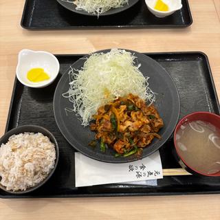 青唐辛子とニラキムチの生姜焼き定食(生姜焼き専門店 元気が出る食堂)