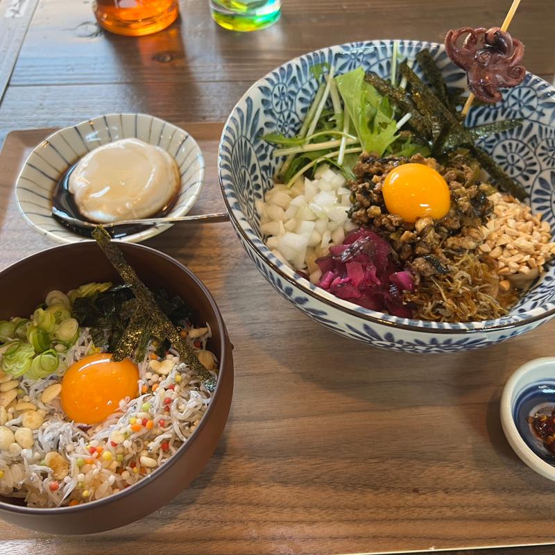 汁なし味噌担々麺としらす丼(わとわ 麺とシーサー 淡路島店)