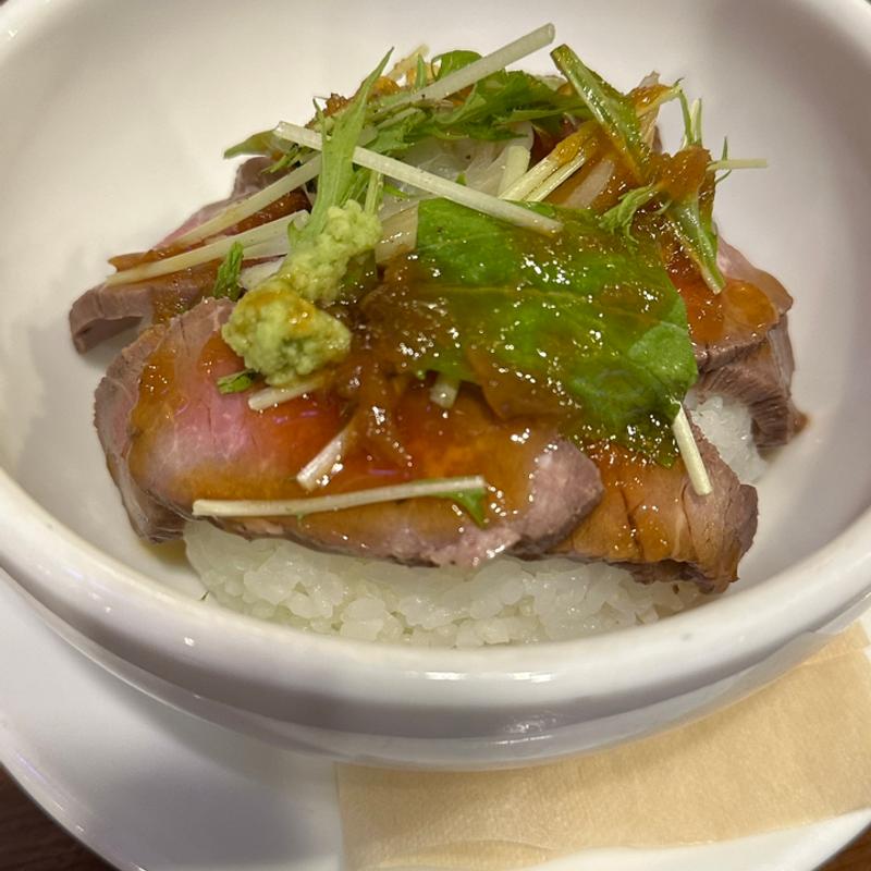 ローストビーフ丼　肉1.5倍(市場バルAB's・ 咖喱屋エビ寿)