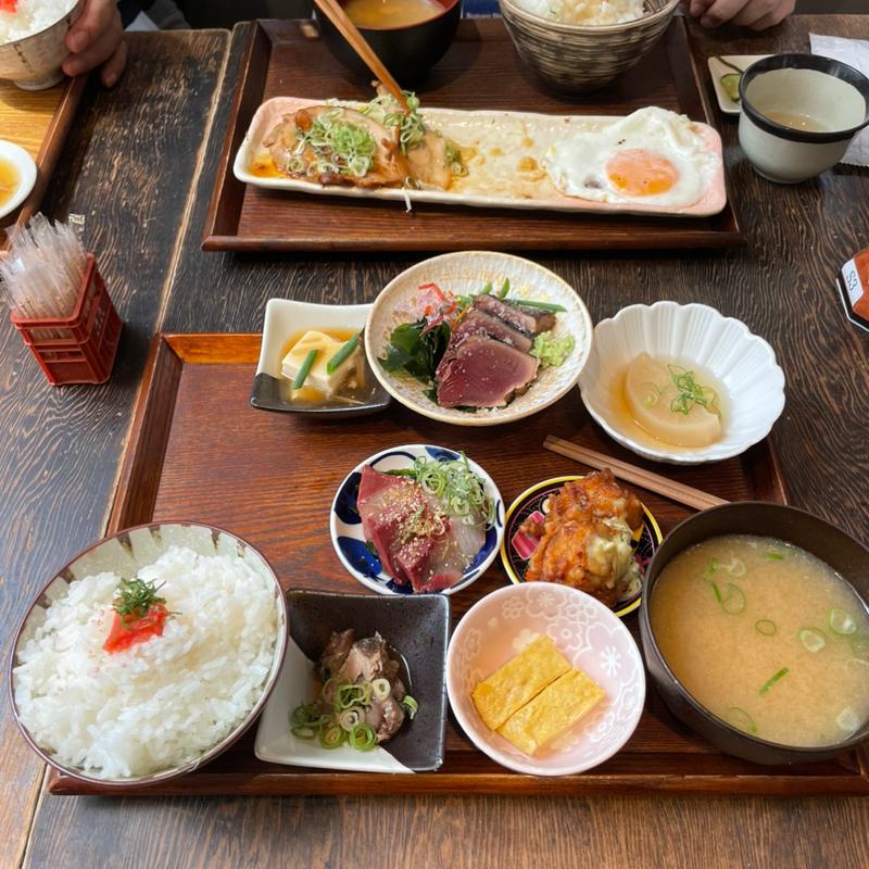 カツオとぶりの贅沢小鉢膳(ブランニュー酒場カツオとさくら)