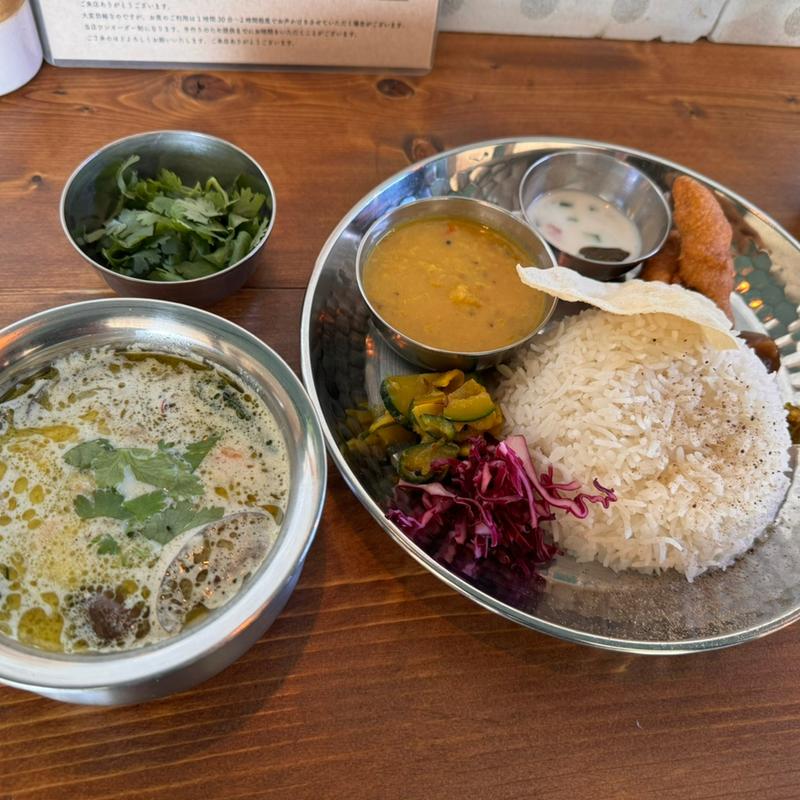 海鮮＋夏野菜の具沢山グリーンカレー(さんぼんぎ)