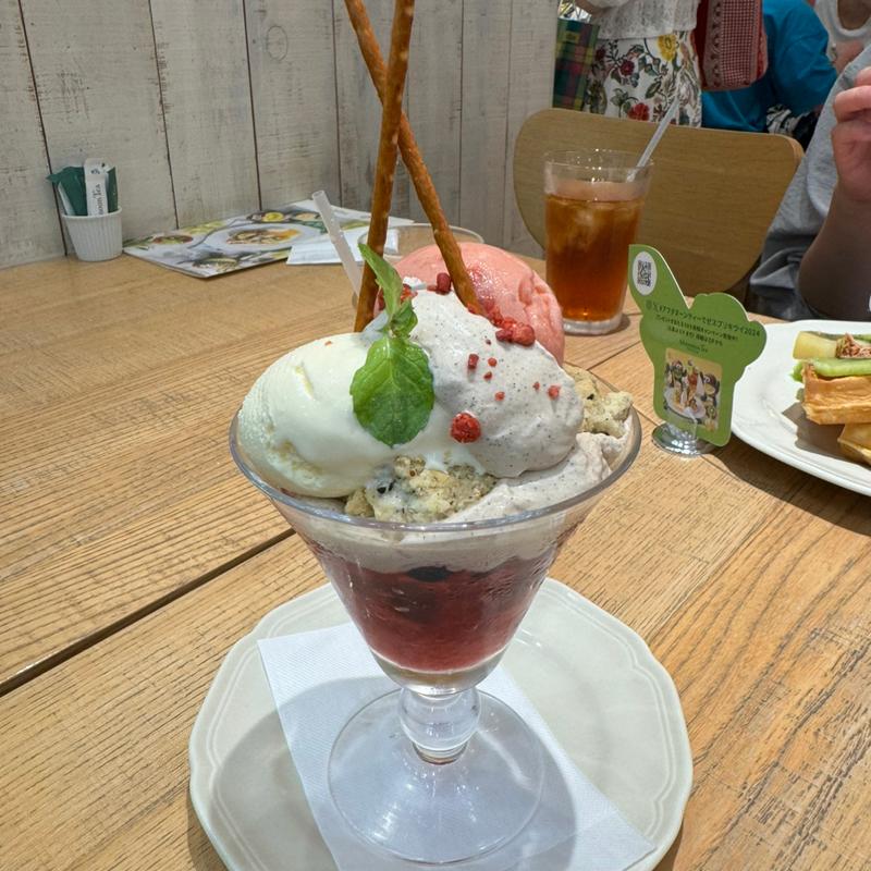 苺とアールグレイのパフェ(アフタヌーンティー・ティールーム 伊勢丹立川店)