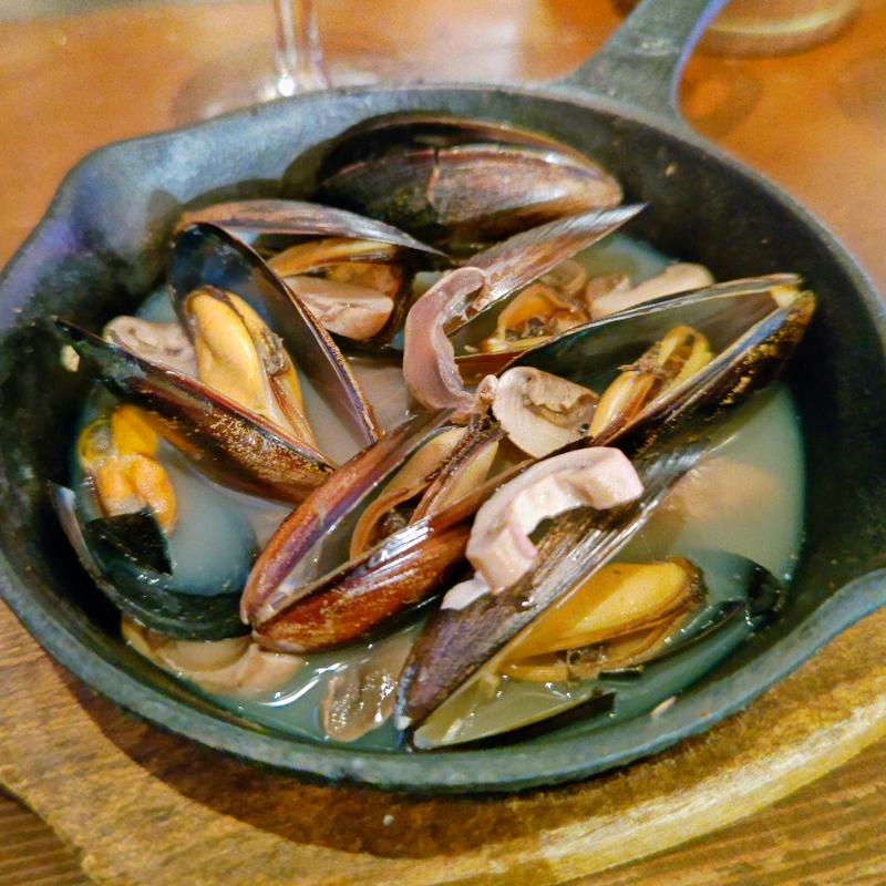 ムール貝とマッシュルームワイン蒸し(ESOLA 戸塚駅前店)