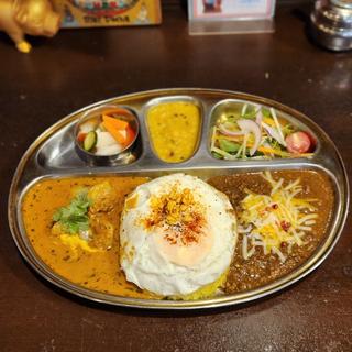 本日の2種がけ チーズキーマ バターシュリンプ 目玉焼き(カフェ＆カレー ボタ)