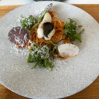 淡路島産鮮魚のローストと帆立稚貝、甲殻類とトマトソースのパスタ(TOOTH TOOTH FISH IN THE FOREST)