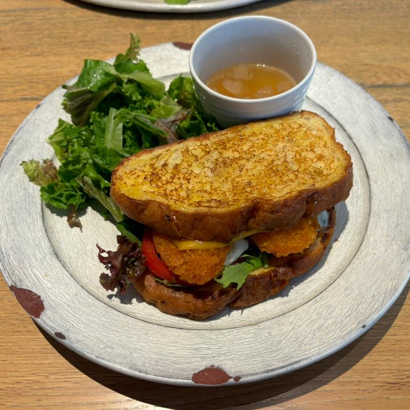 フレンチスタイルフィッシュチーズサンドウィッチ(H.Q. CAFE 成城店)