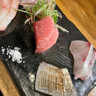 刺身盛り合わせ(サケトメシ 百春)