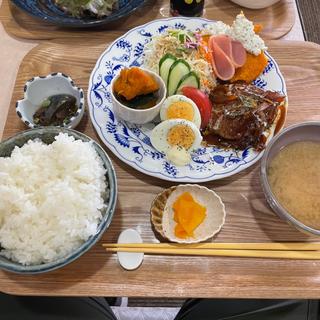 TAKI特製ハンバーグと魚フライの定食(喫茶たき)