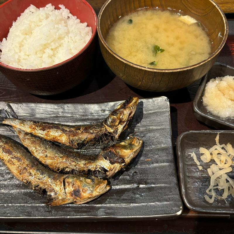 イワシ三匹定食(炭火焼干物定食 しんぱち食堂 新宿店)