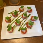 水牛のモッツァレラチーズとチェリートマトのカプレーゼ