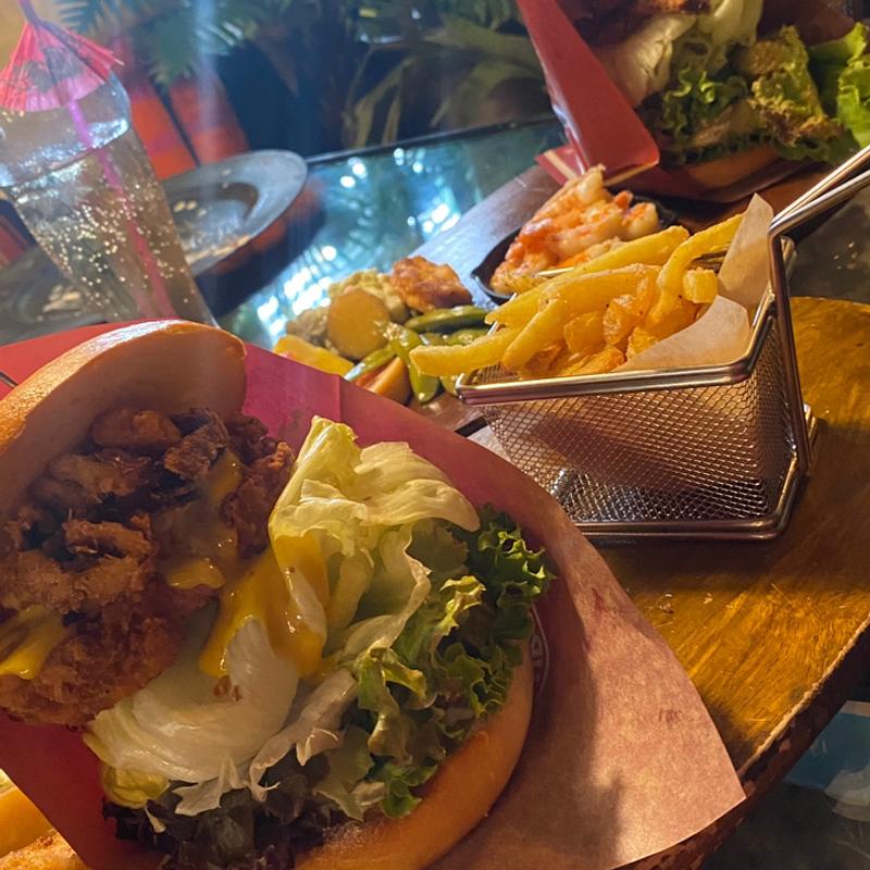 シェフのきまぐれランチセット チェダーチーズバーガーベーグルセット(RH Bagels)