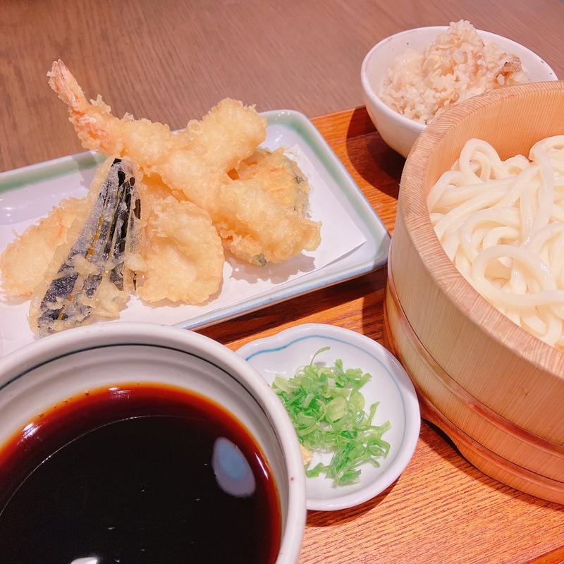 桶盛り冷やしうどん 天ぷらうどん(椿すずめ グランエミオ所沢)