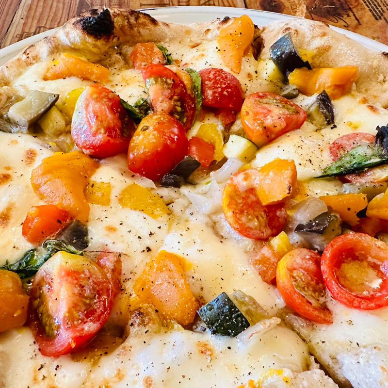 夏野菜とモッツァレラとバジルのビアンコ(ピッツェリアパーレンテッシ)