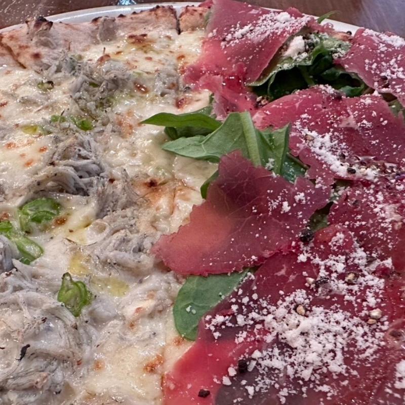 牛の生ハムとルーコラ、あらびきペッパー(ピッツェリア キアッキェローネ PIZZERIA CHIACCHIERONE)