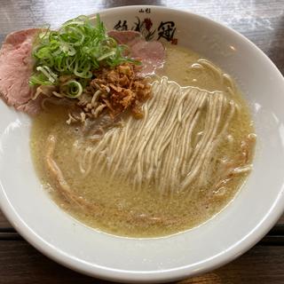 鶏塩そば(自家製麺 鶏冠 （トサカ）)