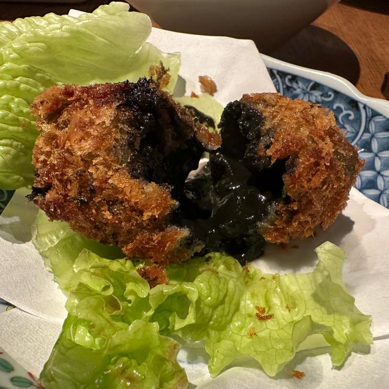 イカスミコロッケ(イカセンター新宿総本店)