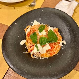 皆川牧場モッツァレラチーズとバジルのトマトソーススパゲッティ(Casa della Pizza)