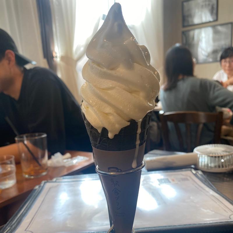 白いミルクのソフト(大雄山線 駅舎カフェ1の1)