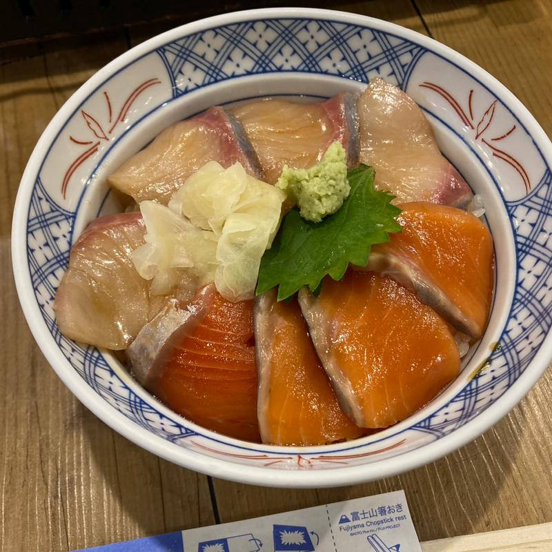 まぐろとブリの漬け丼(磯丸水産 池袋サンシャイン通り店)