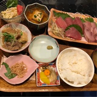 刺身（マグロ、ブリ）定食(えちごやきゅーぴー)