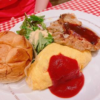 KUKU チキンライスのオムライスとチキンステーキ(ラケル グランエミオ所沢店)