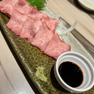 極上タン刺身(肉匠迎賓館 田原本店 （ニクショウゲイヒンカン）)