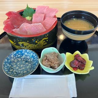 まぐろ丼（大とろ、中トロ、赤身）(お食事処 かもめ)