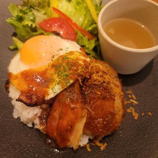 ベーコンエッグハンバーグプレート(Head Quarters Cafe 新宿店)