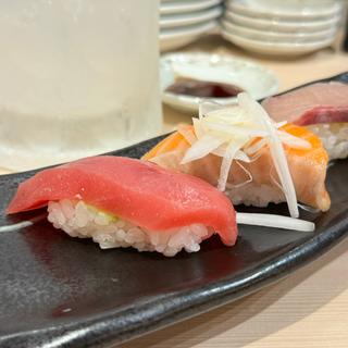 本まぐろ、オニオンサーモン(大衆すし酒場 魚喜)