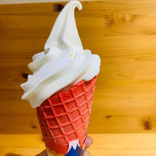 白桃と白バラ牛乳のmixソフトクリーム(とっとり・おかやま 新橋館)