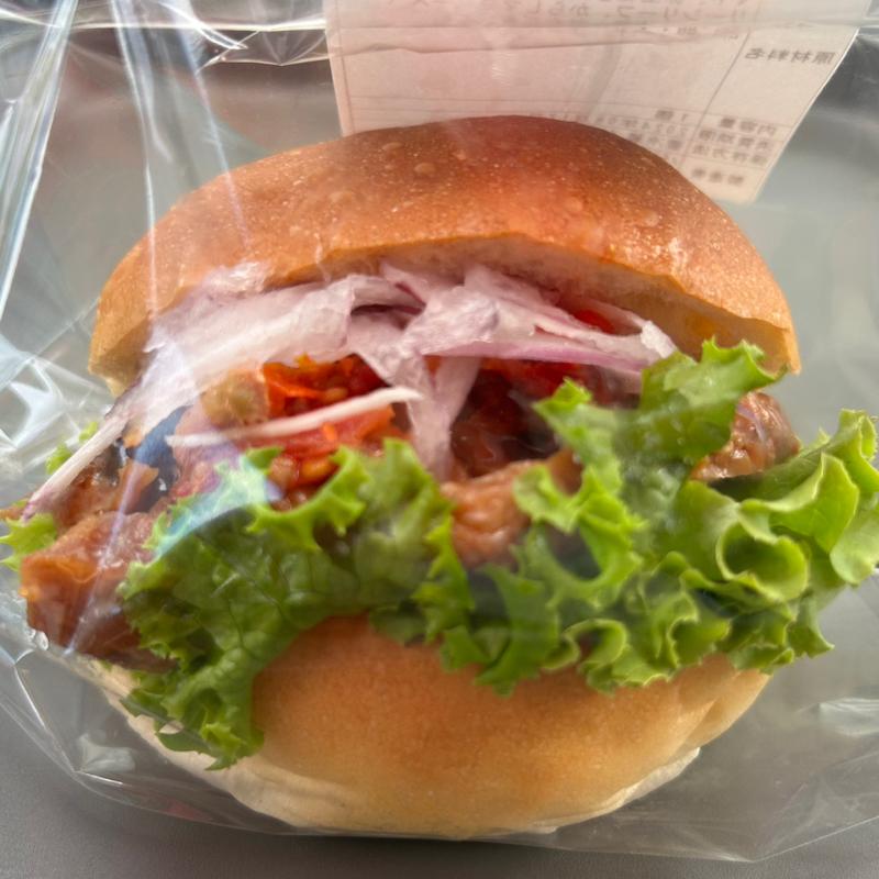 ドライトマトの照り焼きチキンバーガー(パン工房　西山壮)