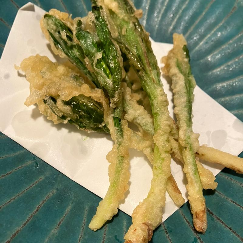 行者菜ニンニクの天ぷら(酒縁酒場・屯々)